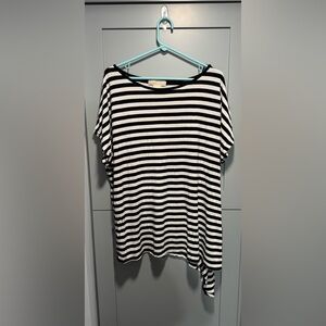Michael Kors Women’s Black & White Stripped Short Sleeve Shirt 2XL.